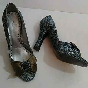 BCBGirls print fabric open toe heels-sz 7 1/2B